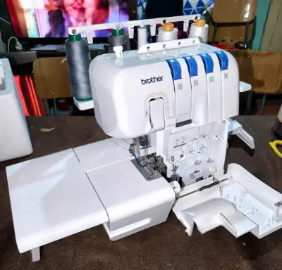 Máquina overlock Brother con 4 hilos - miniatura 1