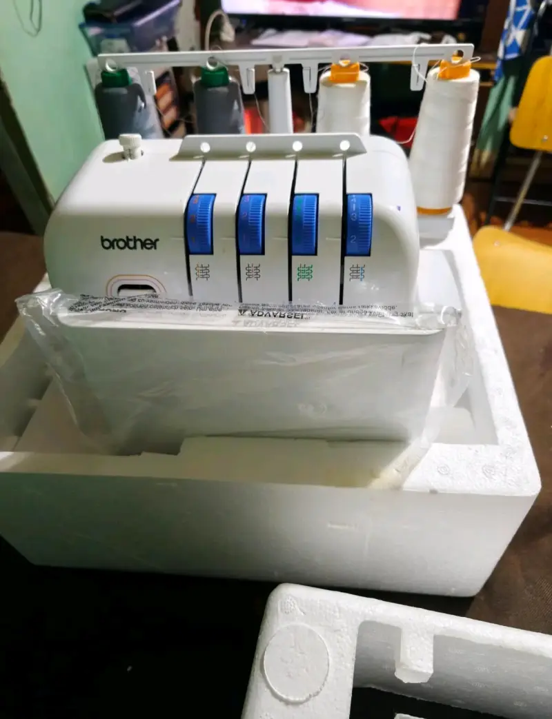 Máquina overlock Brother con 4 hilos - 2