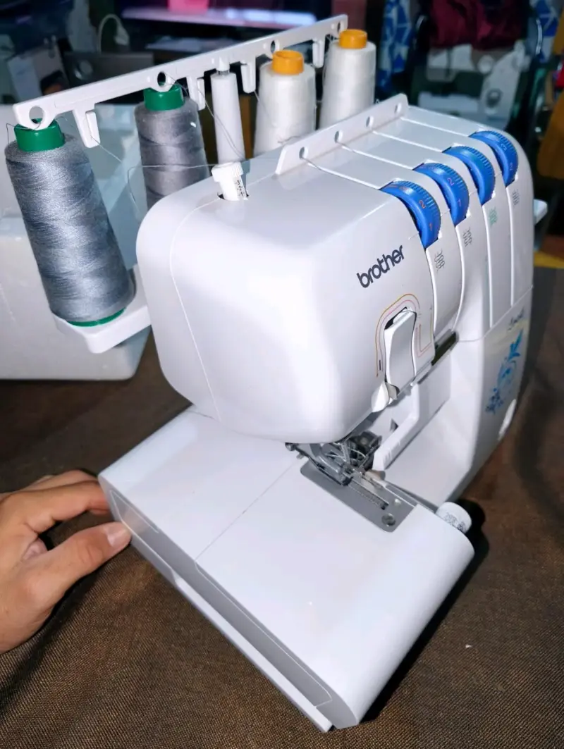 Máquina overlock Brother con 4 hilos - 3