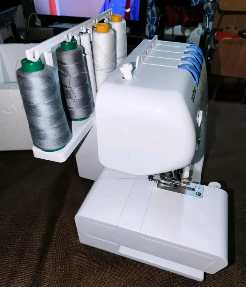 Máquina overlock Brother con 4 hilos - 4