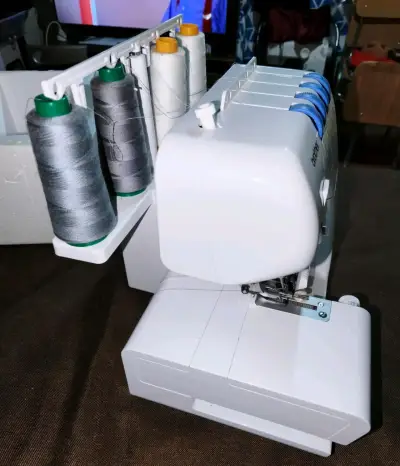 Máquina overlock Brother con 4 hilos - miniatura 4