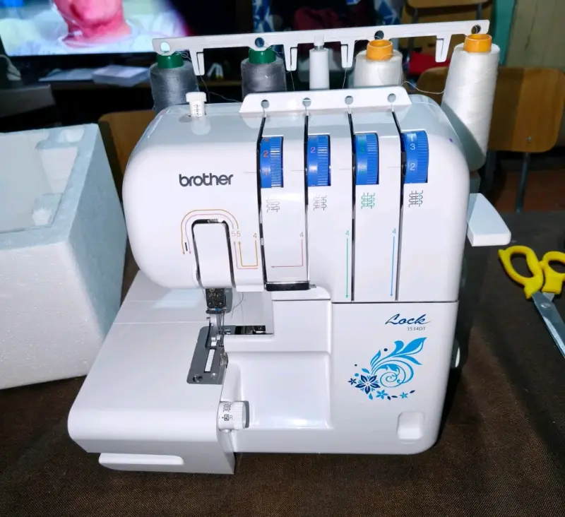 Máquina overlock Brother con 4 hilos - 5