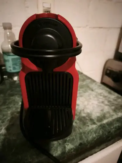 Cafetera Nespresso Inissia Roja Compacta - miniatura 1
