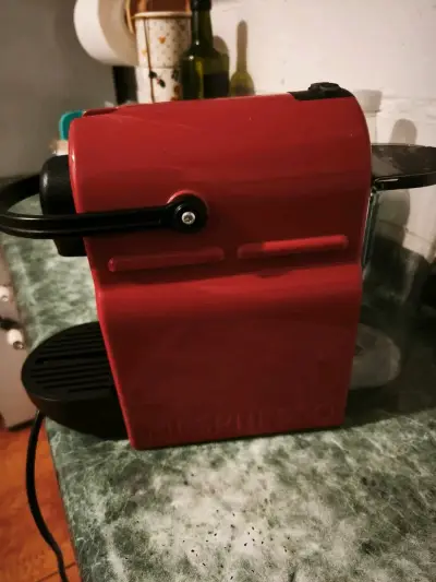 Cafetera Nespresso Inissia Roja Compacta - miniatura 2