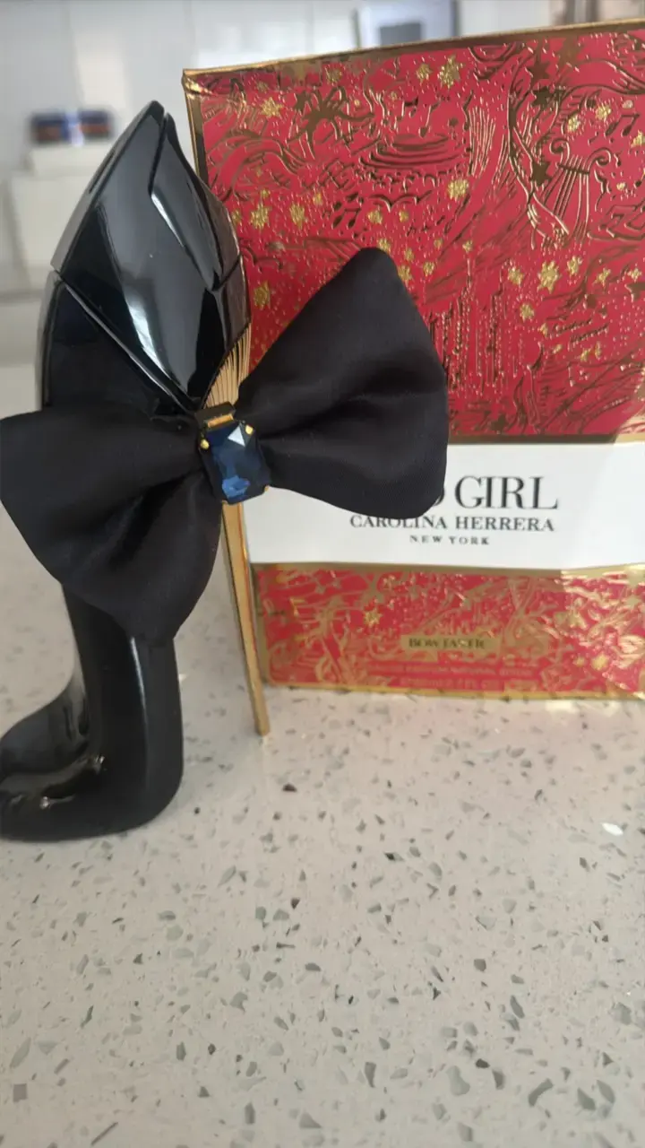 Perfume Good Girl Carolina Herrera con lazo