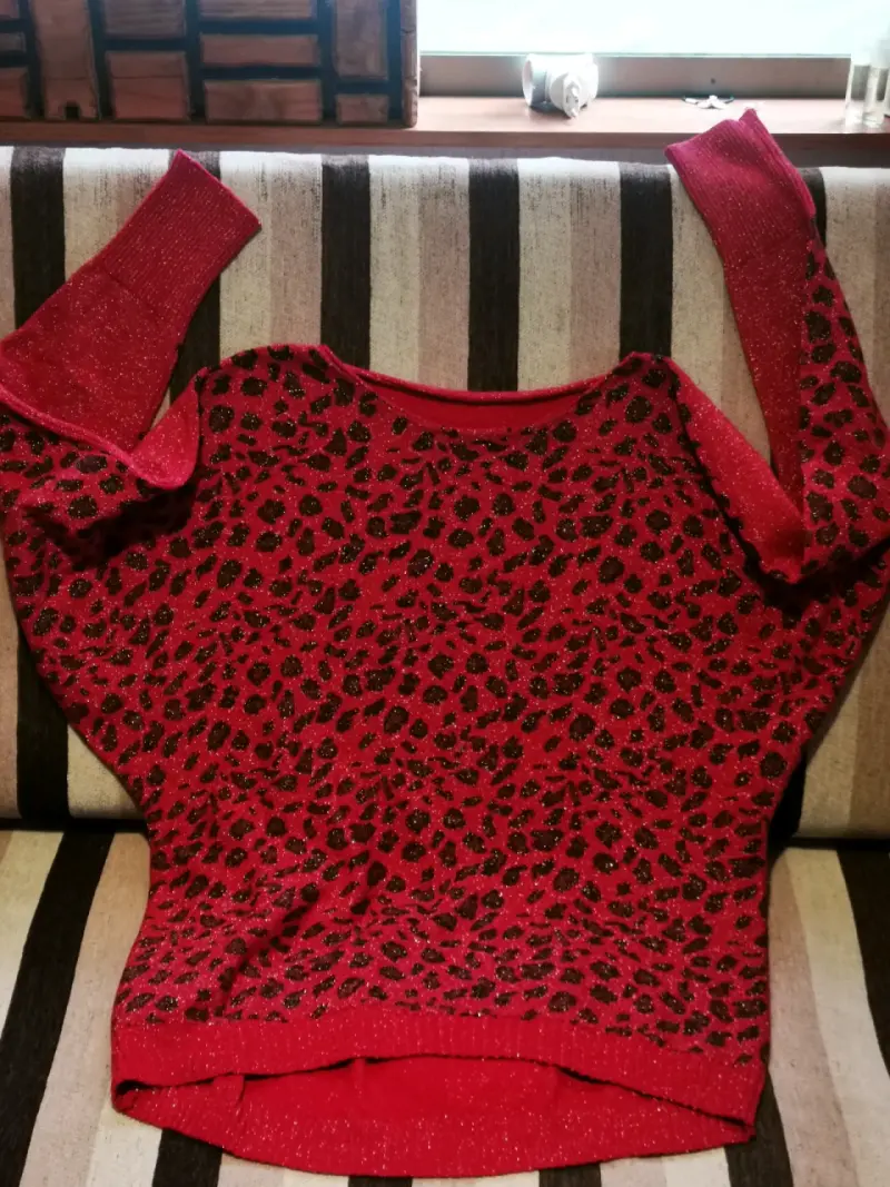 Suéter Rojo con Estampado Animal Print - 3