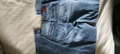 Jeans de mezclilla azul claro para mujer - miniatura 1