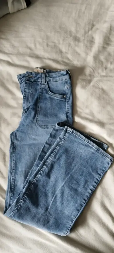 Jeans de mezclilla azul claro para mujer - miniatura 2