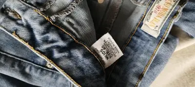 Jeans de mezclilla azul claro para mujer - miniatura 3