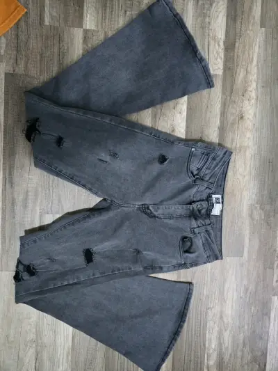 Jeans flare gris con diseño desgastado - miniatura 1
