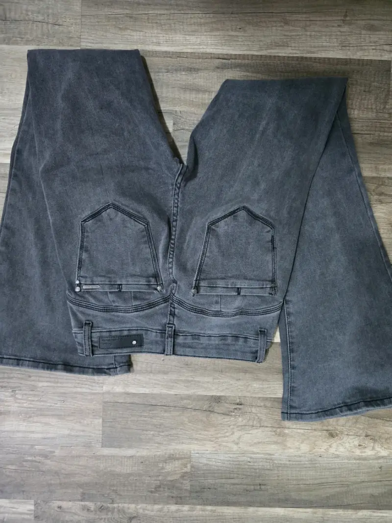 Jeans flare gris con diseño desgastado - 2
