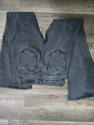 Jeans flare gris con diseño desgastado - miniatura 2