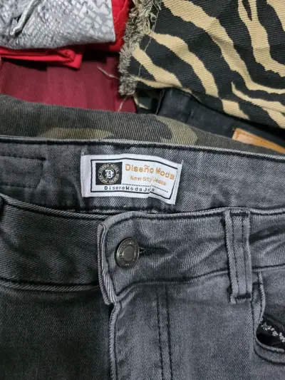 Jeans flare gris con diseño desgastado - miniatura 3