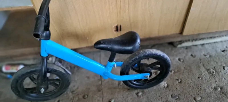 Bicicleta de equilibrio infantil azul