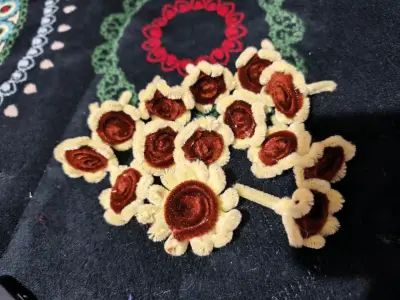Arreglo de flores decorativas con chocolates - miniatura 1