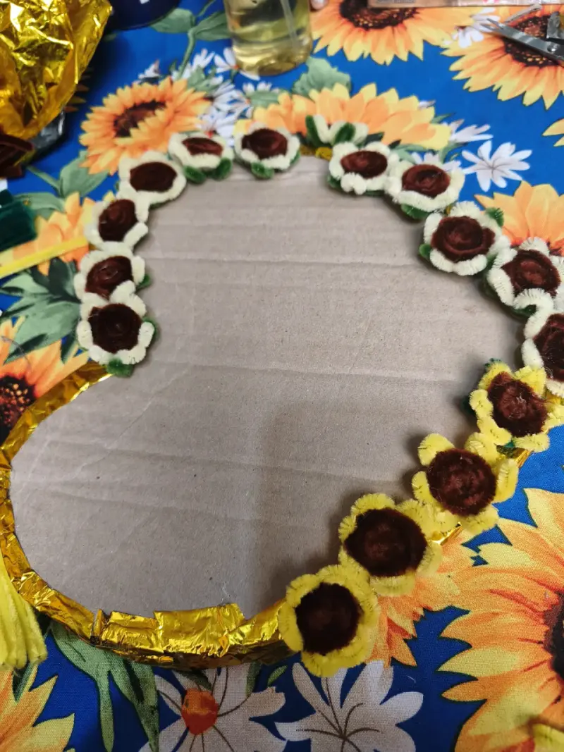 Arreglo de flores decorativas con chocolates - 2