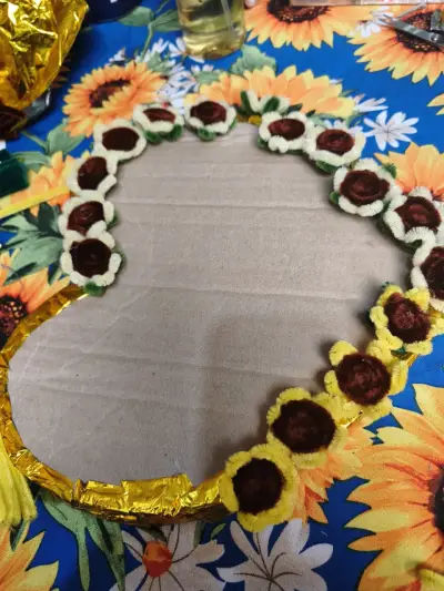 Arreglo de flores decorativas con chocolates - miniatura 2