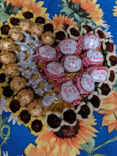 Arreglo de flores decorativas con chocolates - miniatura 4
