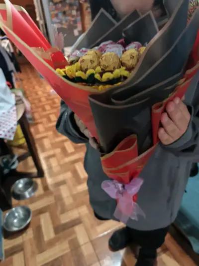 Arreglo de flores decorativas con chocolates - miniatura 6