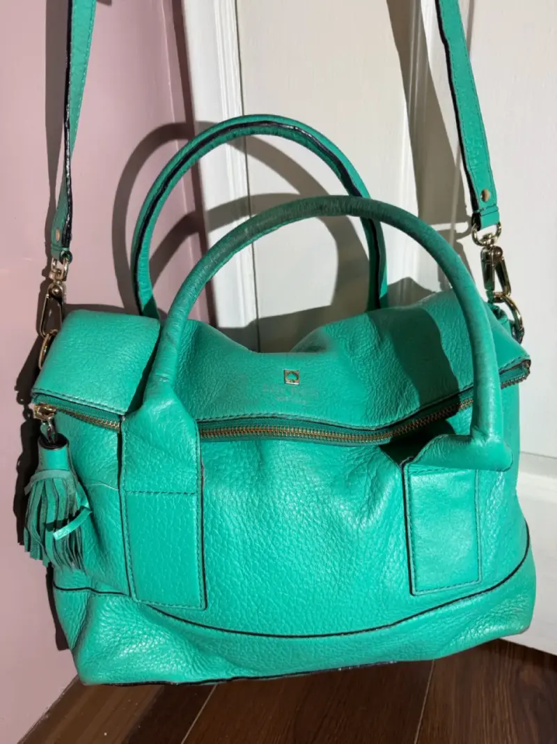 Bolso de cuero verde con correa ajustable - 1