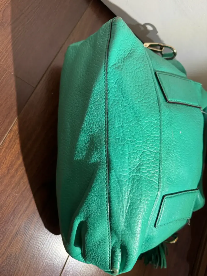Bolso de cuero verde con correa ajustable - 5