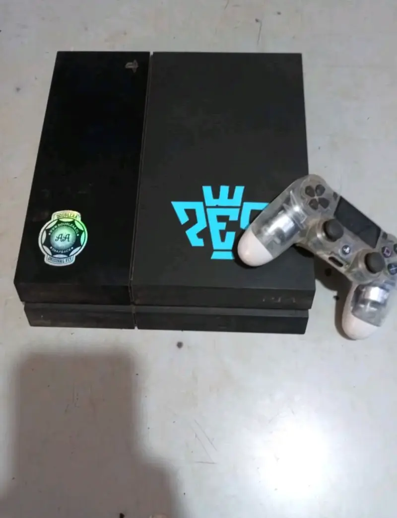 Consola de videojuegos con control personalizado
