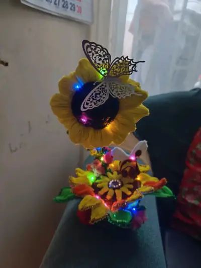 Decoración de girasol artesanal en limpiapipas - miniatura 5