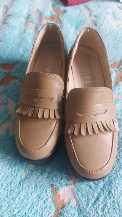 Zapatos mocasines de cuero beige con plataforma - miniatura 1