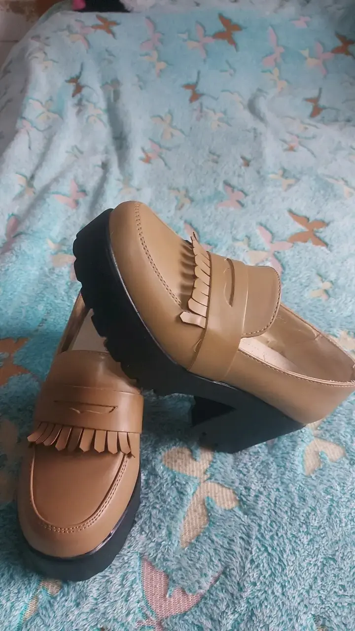 Zapatos mocasines de cuero beige con plataforma - 2