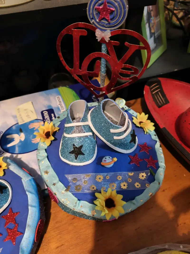 Decoración de baby shower con zapatitos y flores