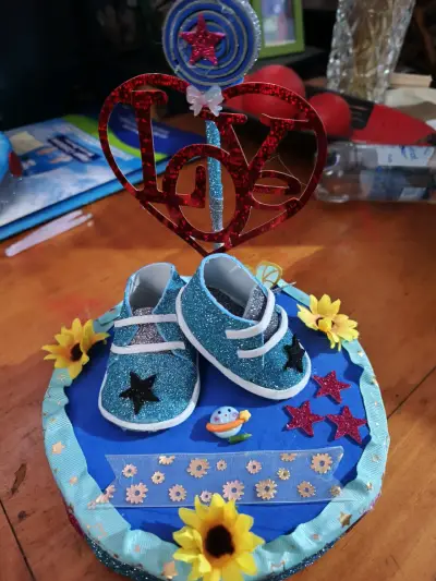 Decoración de baby shower con zapatitos y flores - miniatura 3