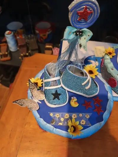 Decoración de baby shower con zapatitos y flores - miniatura 5