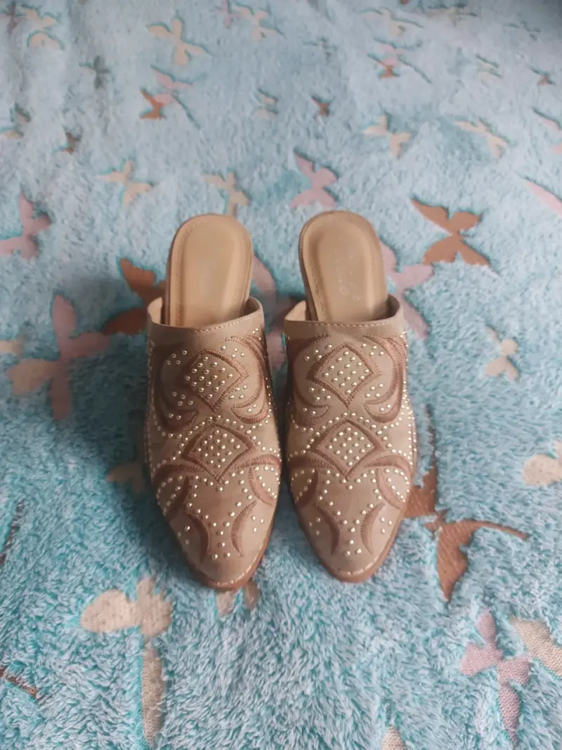 Zapatillas mule beige con tacón y detalles decorativos - 1