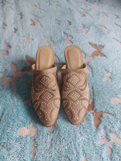 Zapatillas mule beige con tacón y detalles decorativos - miniatura 1