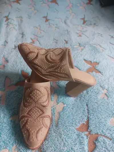 Zapatillas mule beige con tacón y detalles decorativos - miniatura 2