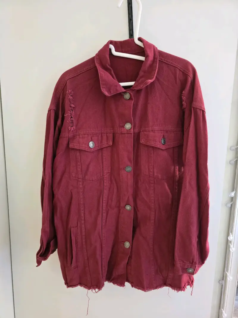 Chaqueta de mezclilla fucsia desgastada para mujer