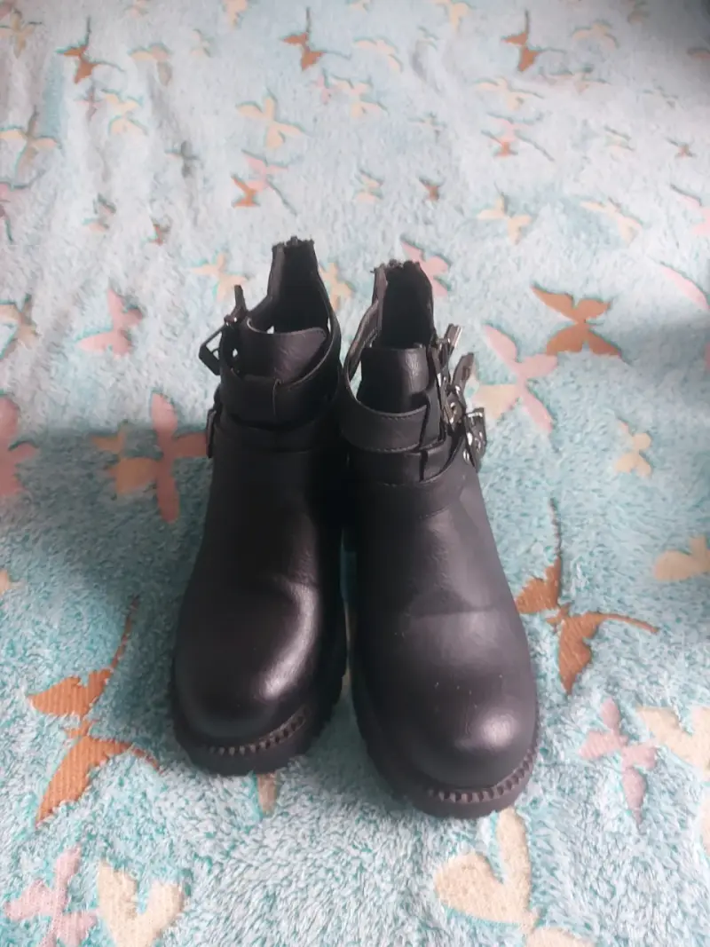 Botines negros de cuero con hebillas - 1