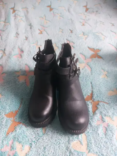 Botines negros de cuero con hebillas - miniatura 1