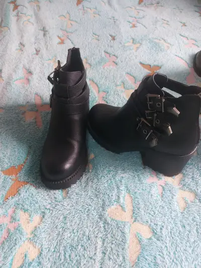 Botines negros de cuero con hebillas - miniatura 2