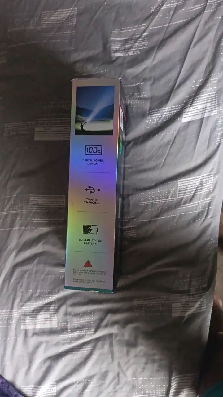 Linterna LED recargable con pantalla digital - 1