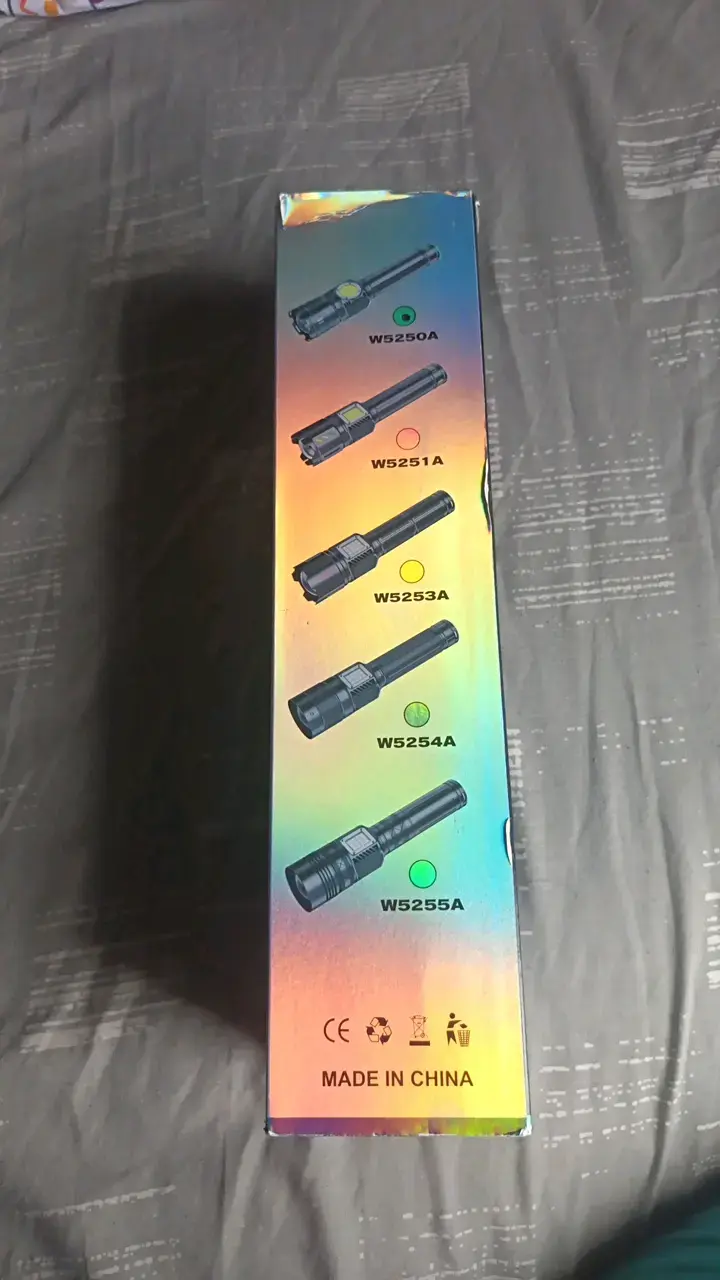 Linterna LED recargable con pantalla digital - 3