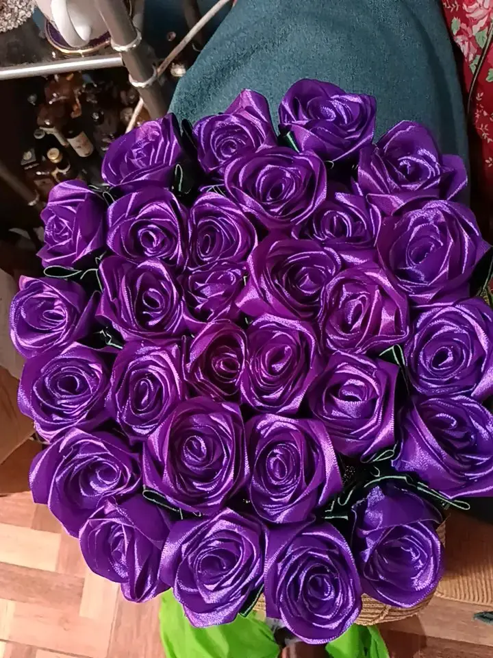 Ramo de rosas artificiales moradas con decoración