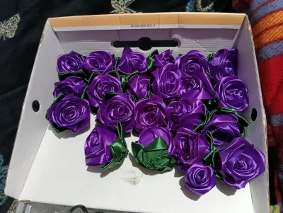 Ramo de rosas artificiales moradas con decoración - miniatura 4
