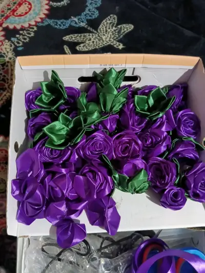 Ramo de rosas artificiales moradas con decoración - miniatura 5