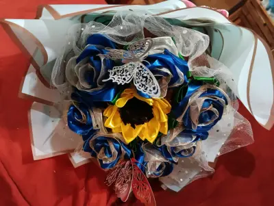 Ramo de flores artificiales con mariposa decorativa - miniatura 2