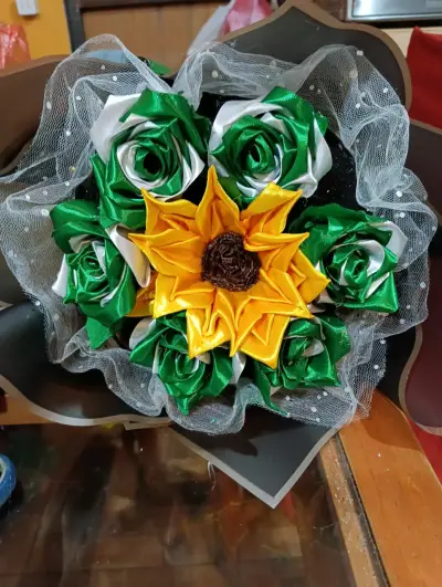 Ramo de flores artificiales con mariposa decorativa - miniatura 3