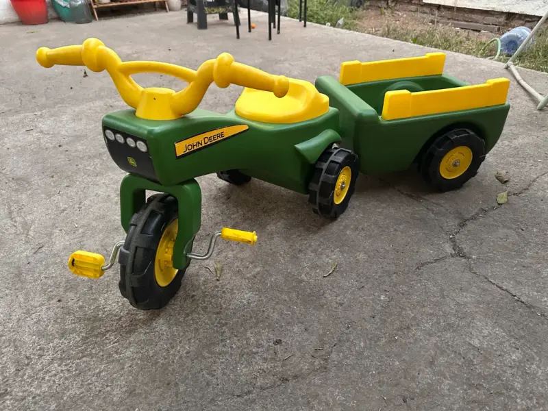 Triciclo infantil John Deere con carro - 2