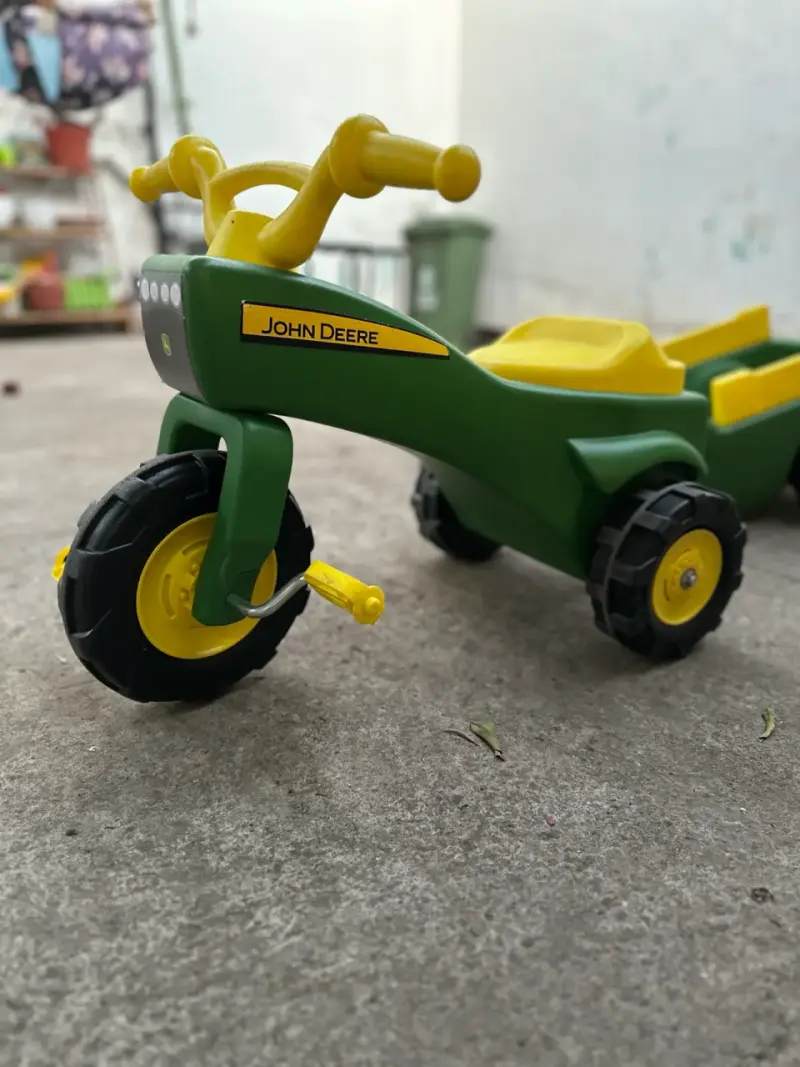 Triciclo infantil John Deere con carro - 4