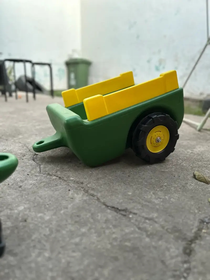 Triciclo infantil John Deere con carro - 5