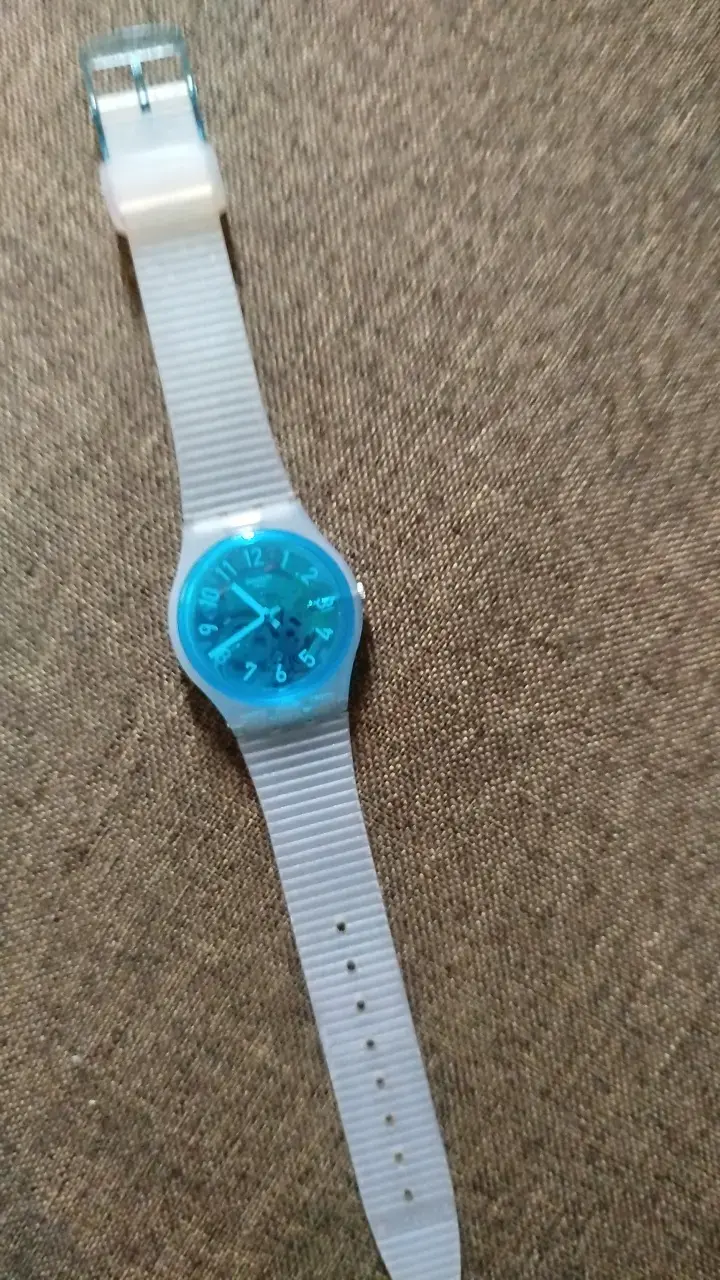 Reloj de pulsera azul transparente